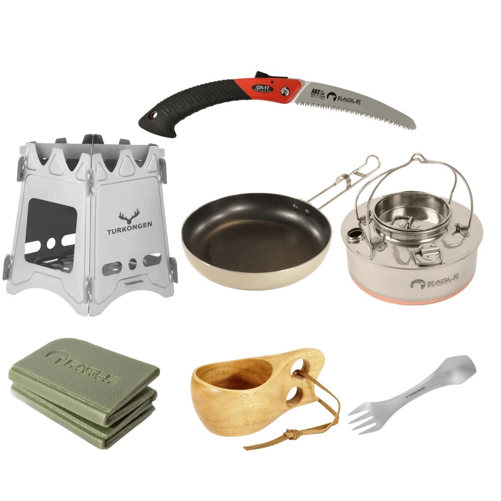 Villmarkspakken med kvistbrenner, tursag, stekepanne, bålkjele, spork, trekopp og sitteplate samlet