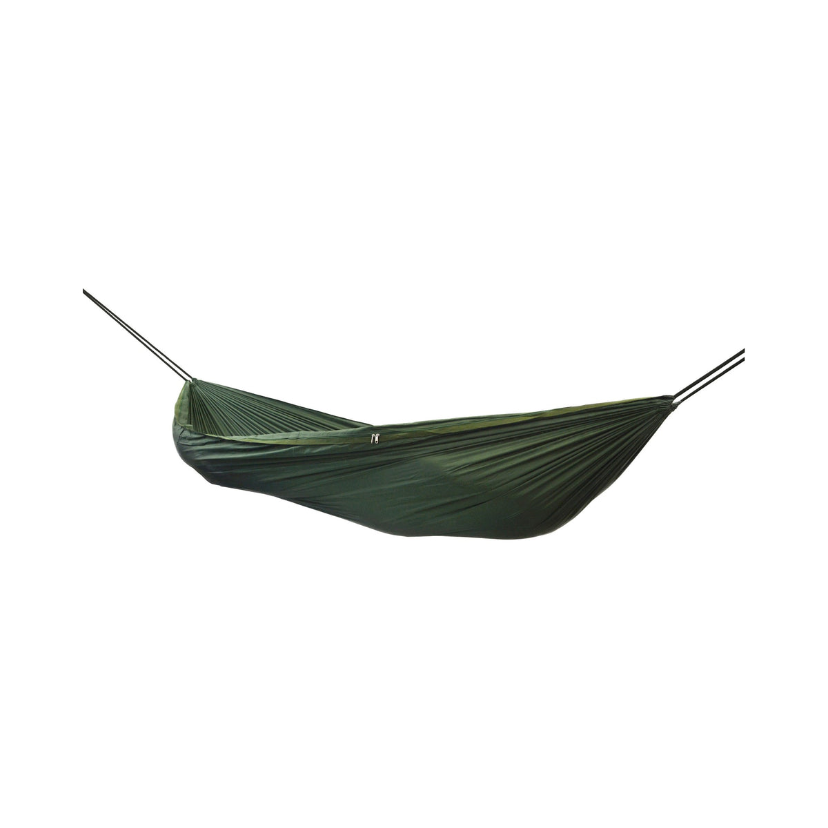 DD Camping Hammock i olivengrønt, hengt opp i stroppene, sett fra siden på hvit bakgrunn