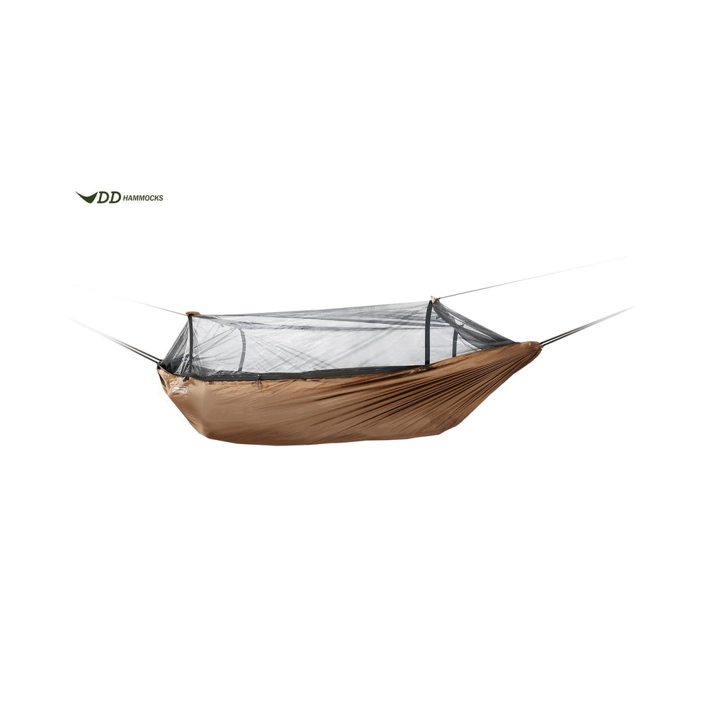 DD Frontline Hammock i Coyote Brown med myggnettet oppe, sett fra siden på hvit bakgrunn