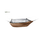 DD Frontline Hammock i Coyote Brown med myggnettet oppe, sett fra siden på hvit bakgrunn