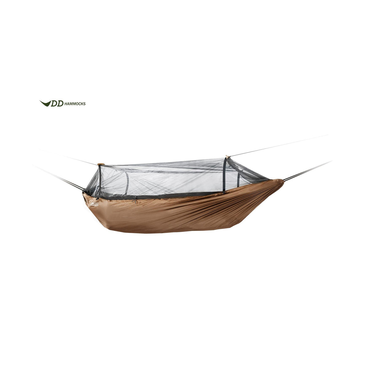 DD Frontline Hammock i Coyote Brown med myggnettet oppe, sett fra siden på hvit bakgrunn