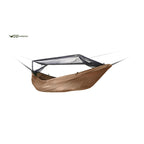DD Frontline Hammock i Coyote Brown sett ovenfra på skrå, med myggnettet spent ut av spilene, på hvit bakgrunn