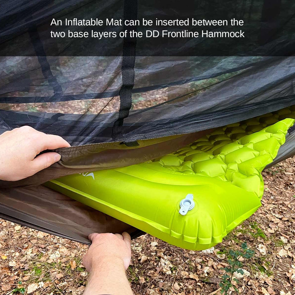 Et oppblåsbart liggeunderlag legges inn mellom de to lagene i bunnen av DD Frontline Hammock i Coyote Brown, under myggnettet