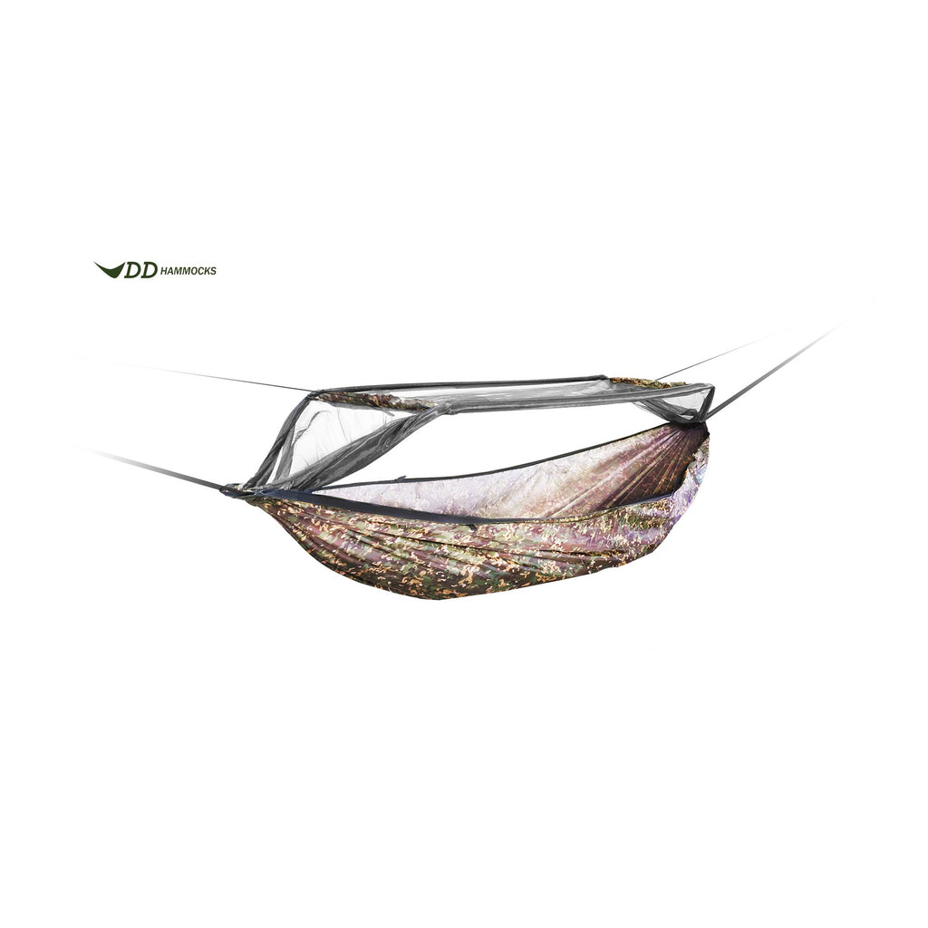 DD Frontline Hammock i Multicam med myggnettet åpnet på den ene siden, sett ovenfra på skrå på hvit bakgrunn