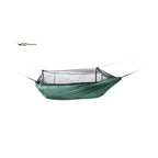 DD Frontline Hammock i Olivengrønn med myggnettet oppe, hengt opp i stroppene, sett fra siden på hvit bakgrunn