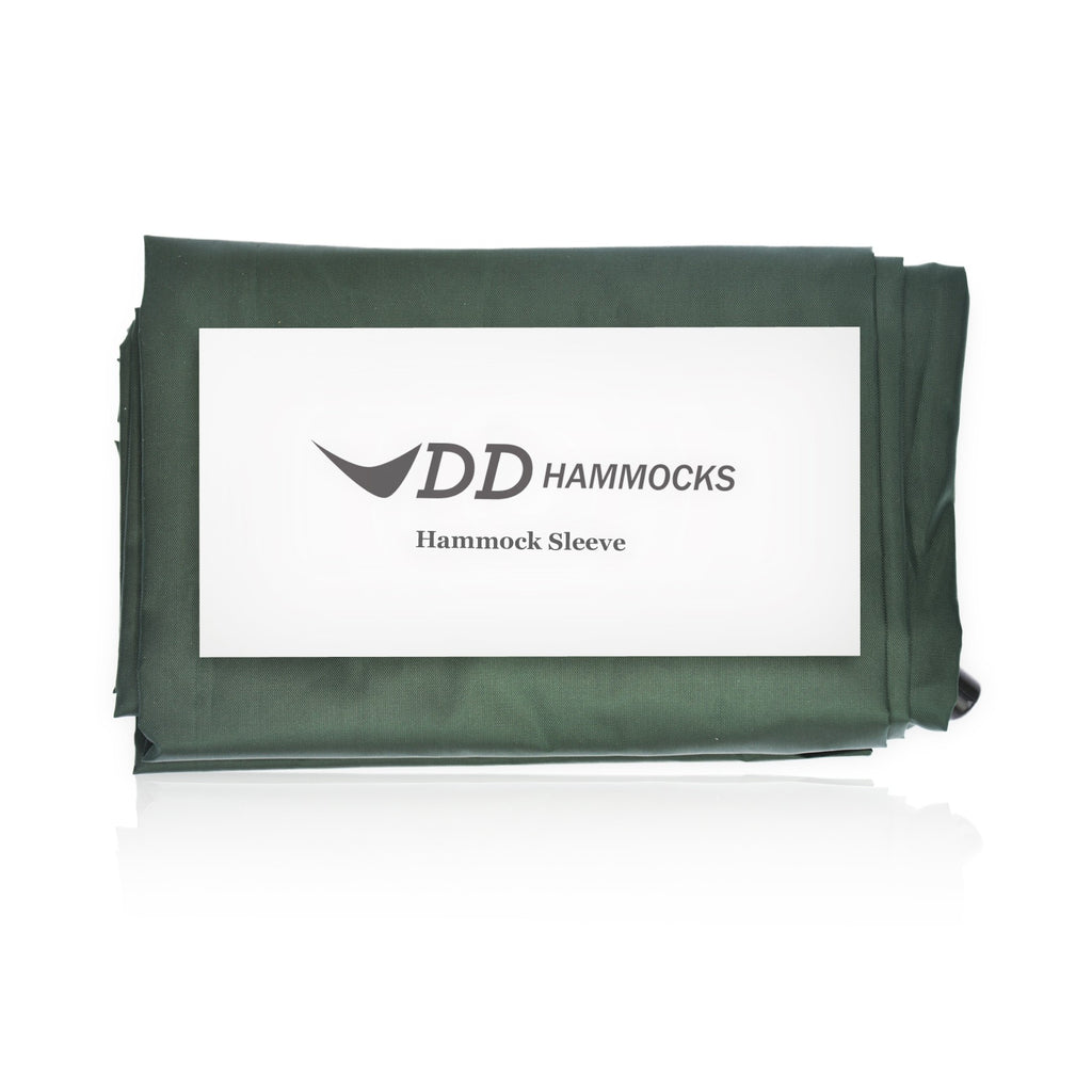 DD Hammock Sleeve brettet sammen, olivengrønn med DD-etikett, på hvit bunn