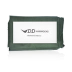 DD Hammock Sleeve brettet sammen, olivengrønn med DD-etikett, på hvit bunn