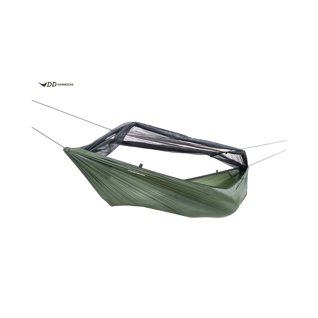 Olivengrønn DD SuperLight Frontline Hammock med myggnettet spent ut på spiler, på hvit bunn
