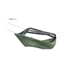Olivengrønn DD SuperLight Frontline Hammock med myggnettet spent ut på spiler, på hvit bunn