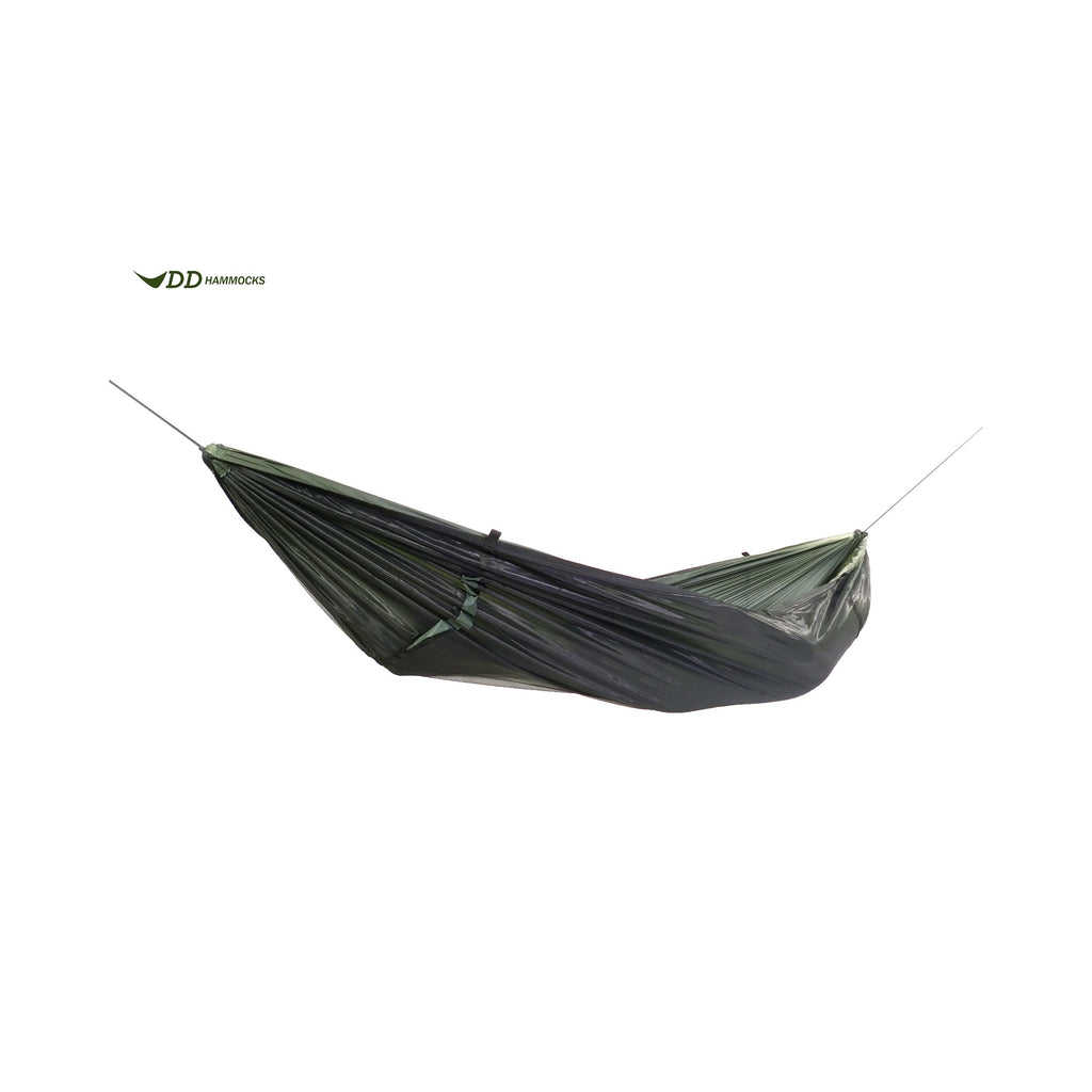 DD SuperLight Frontline Hammock snudd med nettet under, som åpen hengekøye, på hvit bunn