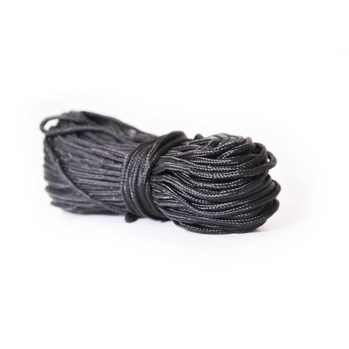 DD SuperLight Guy Rope, tynn sort snor kveilet sammen, på hvit bunn
