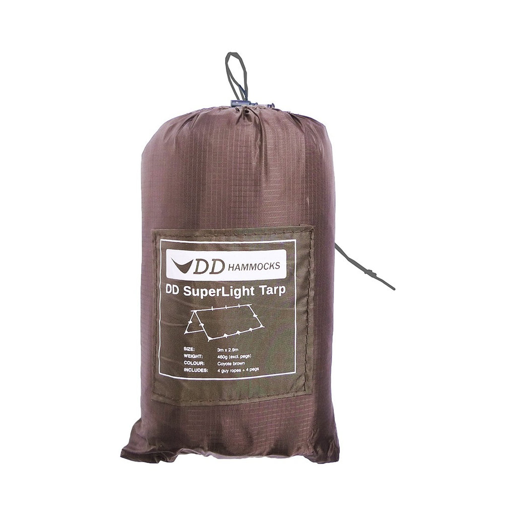 DD SuperLight Tarp i Coyote Brown pakket i posen. Etiketten viser 3 m × 2,9 m og 460 g uten plugger
