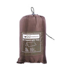 DD SuperLight Tarp i Coyote Brown pakket i posen. Etiketten viser 3 m × 2,9 m og 460 g uten plugger