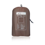DD Tarp 3x3 i Coyote Brown pakket i oppbevaringsposen, med etiketten foran
