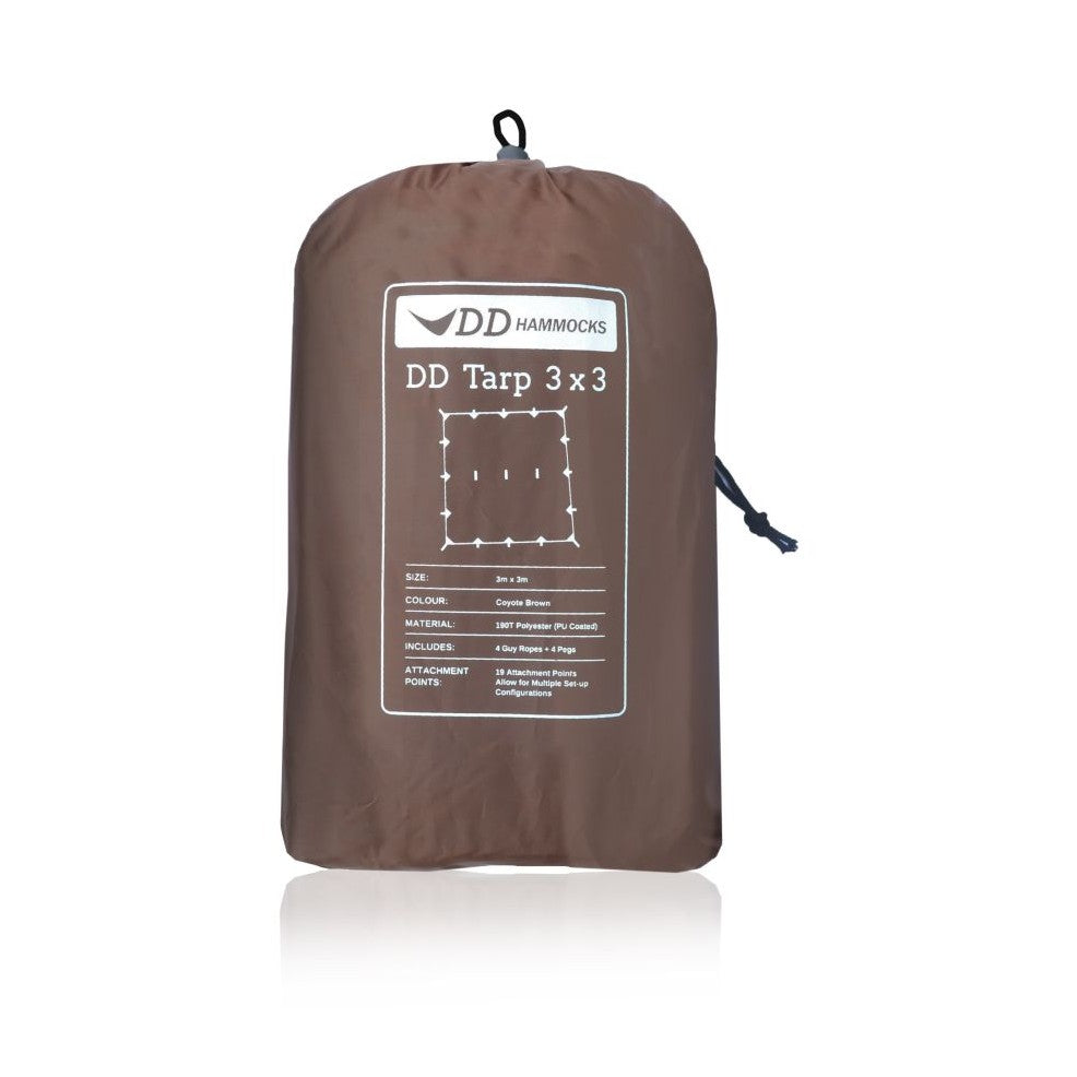 DD Tarp 3x3 i Coyote Brown pakket i oppbevaringsposen, med etiketten foran