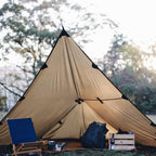 DD Tarp 3x3 i Coyote Brown satt opp som tipi, med stol, sekk og en trekasse under