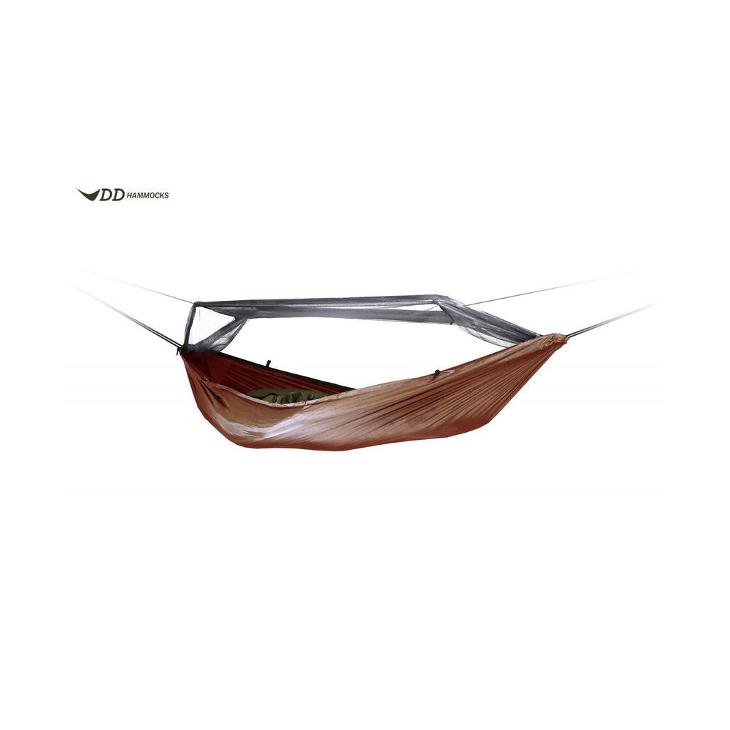 Brun DD Travel Hammock / Bivi med myggnettet spent ut på spiler, på hvit bunn