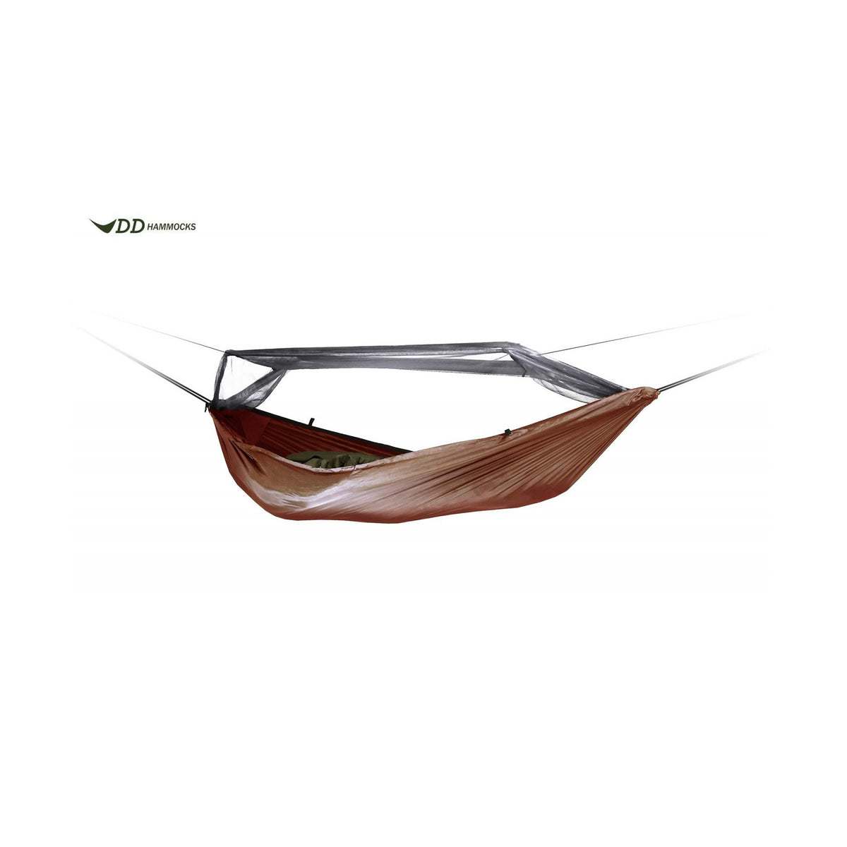 Brun DD Travel Hammock / Bivi med myggnettet spent ut på spiler, på hvit bunn