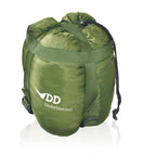 DD Underblanket pakket i olivengrønn kompresjonspose med DD-logo, på hvit bunn
