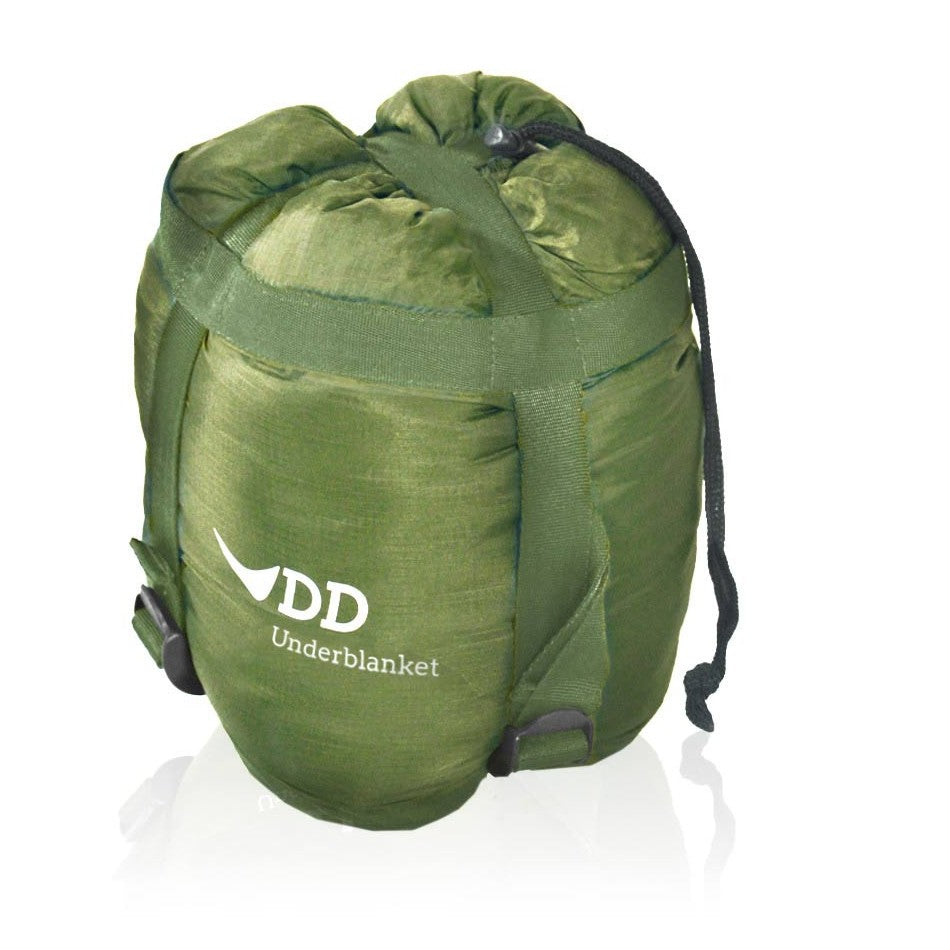 DD Underblanket pakket i olivengrønn kompresjonspose med DD-logo, på hvit bunn