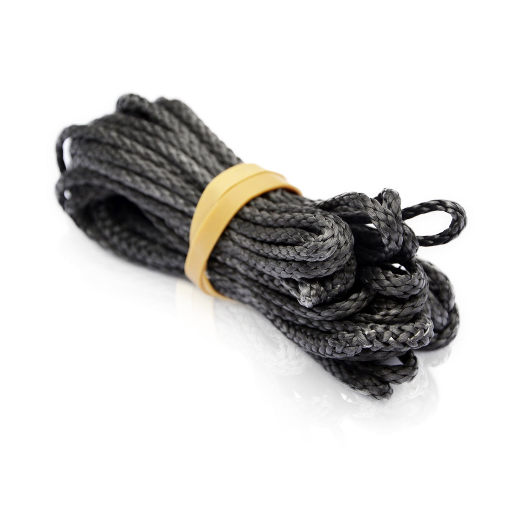 DD Whoopie Slings, grå slynger kveilet og holdt sammen med en strikk, på hvit bunn
