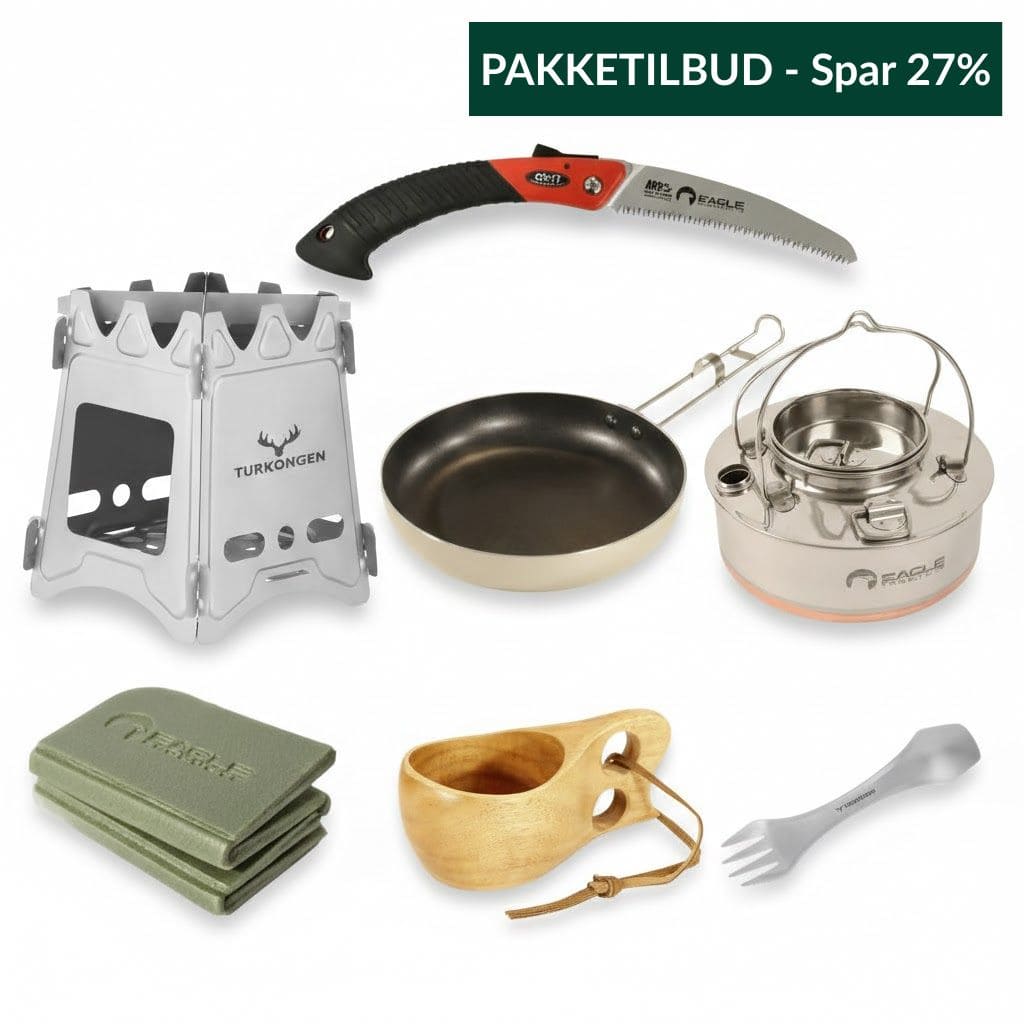 Villmarkspakken med kvistbrenner, tursag, stekepanne, bålkjele, spork, trekopp og sitteplate samlet